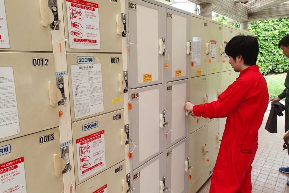 荷物はコインロッカーへ