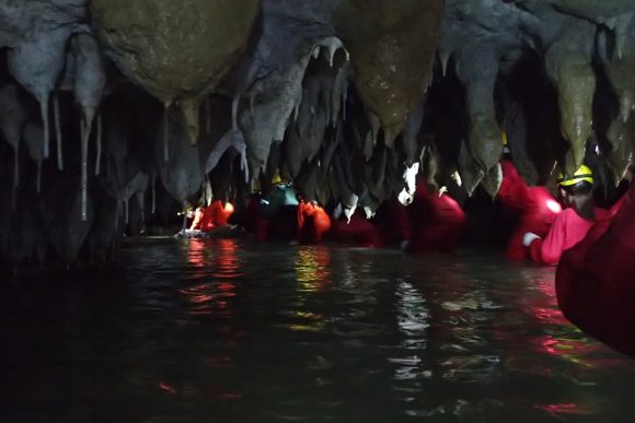水に浸かりながら進む