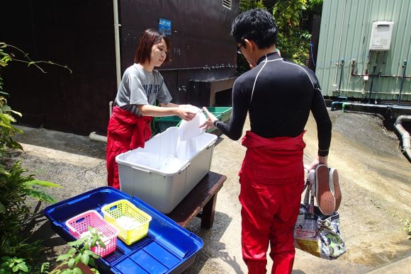 タオルを受取り