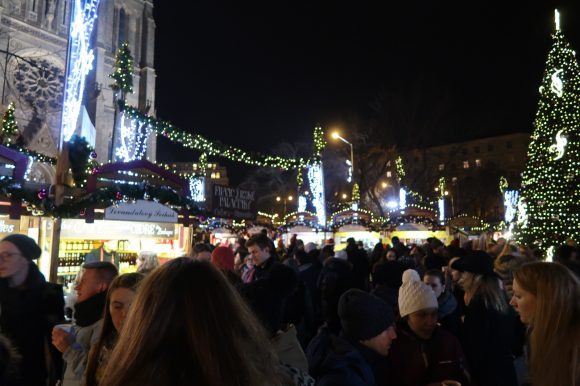 クリスマスマーケットの賑わい