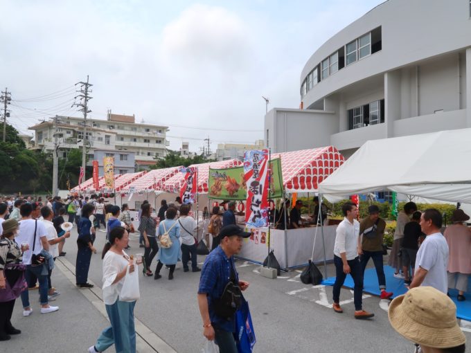 フードブースは外に