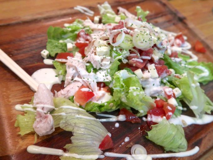 久米島赤鶏のネギトロシーザーサラダ