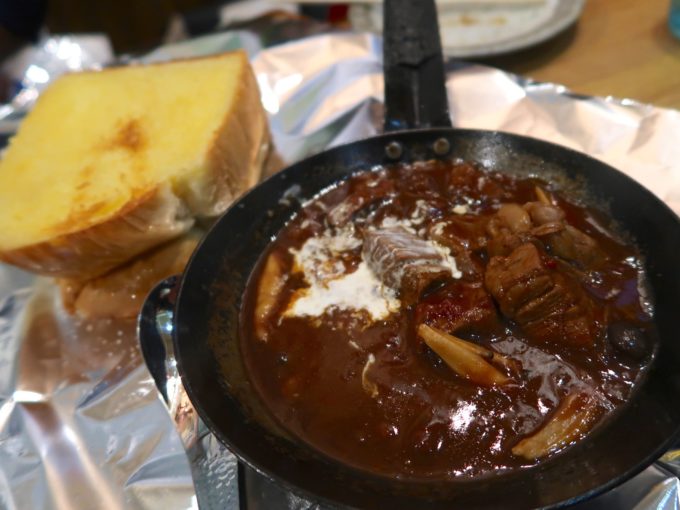 石垣牛のデミグラスソース むとう名物塩パン添え