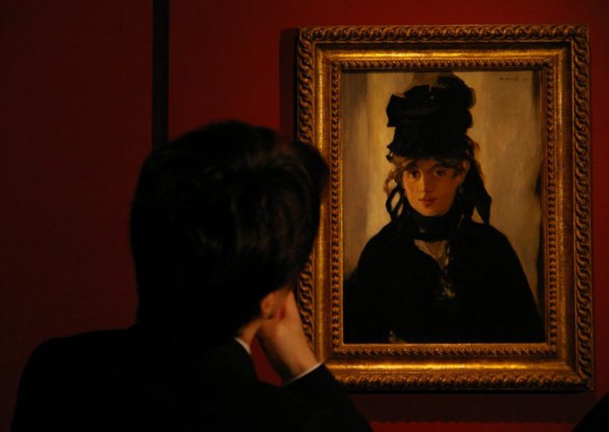 作品を見つめる荒木さん