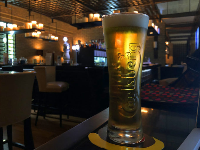 ドバイのラウンジでバドワイザー