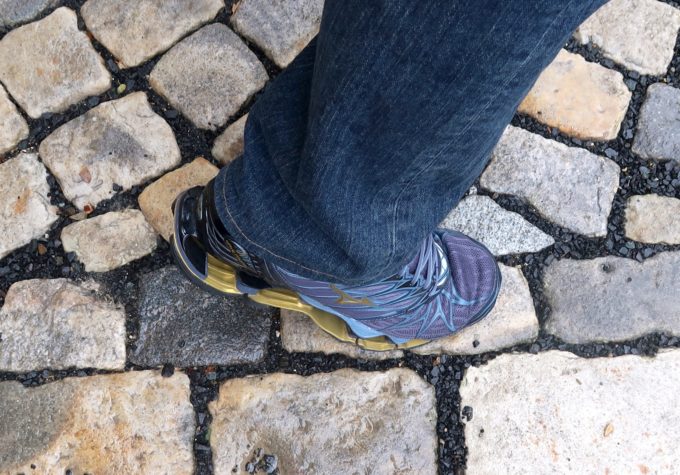石畳を歩く