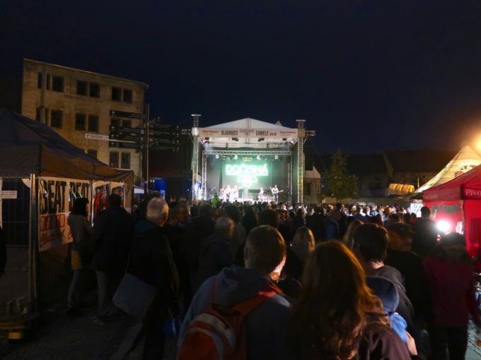 夜も賑わってます。