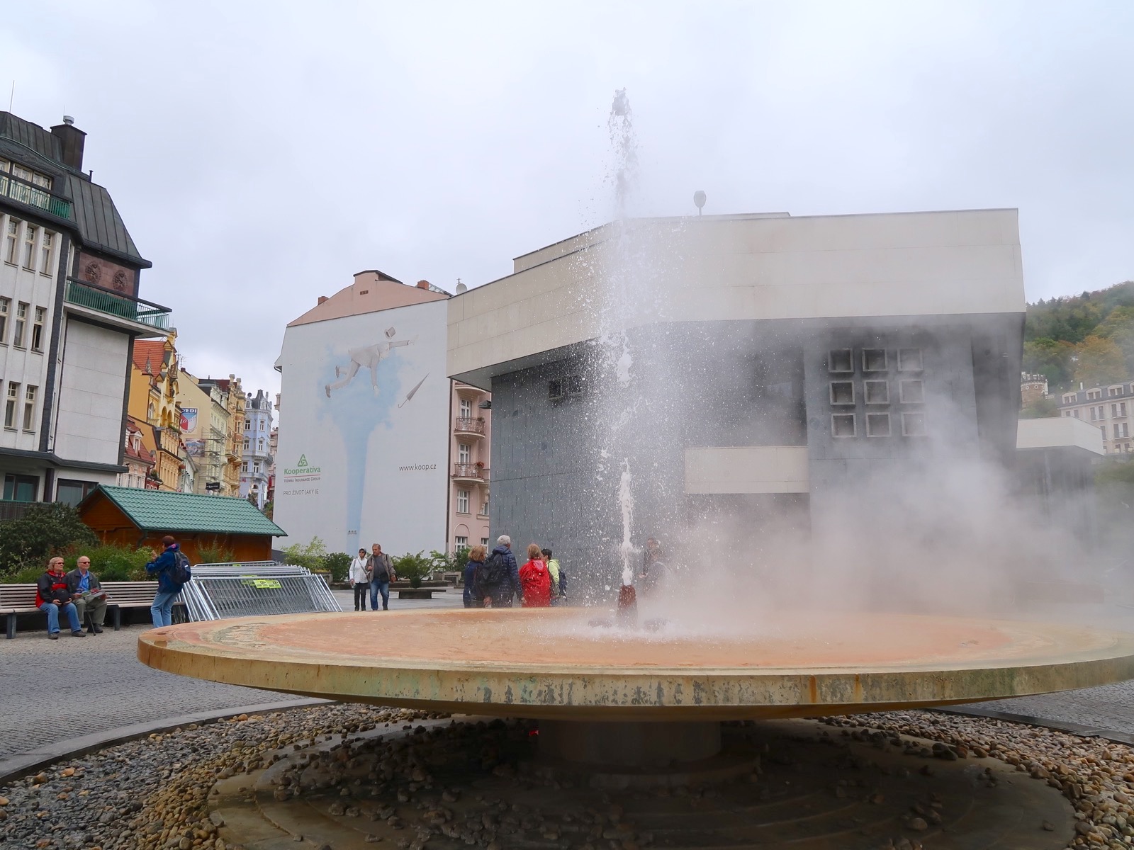 健康がテーマの町 チェコ・カルロヴィ・ヴァリ(Karlovy Vary) 乾杯おじさん