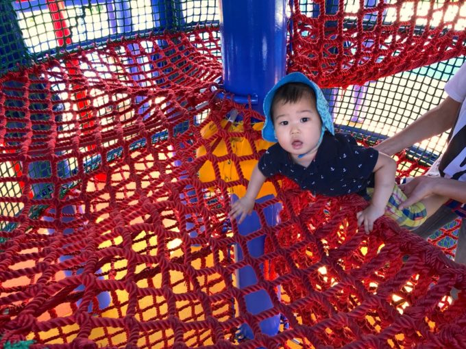 オトナには狭い