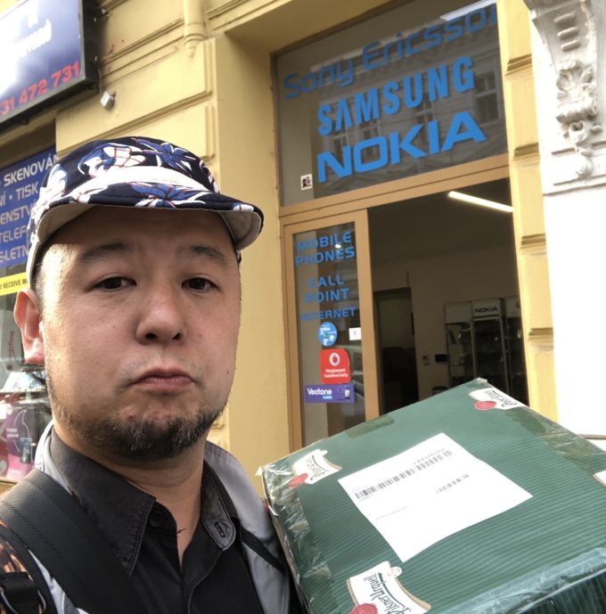 荷物を持って…