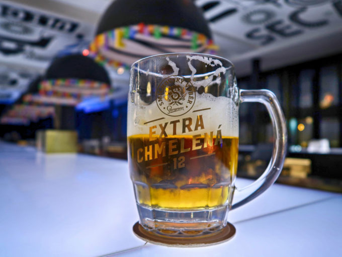 ママシェルターのバーでビール