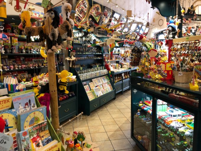 隣のおもちゃ屋さんで買い物
