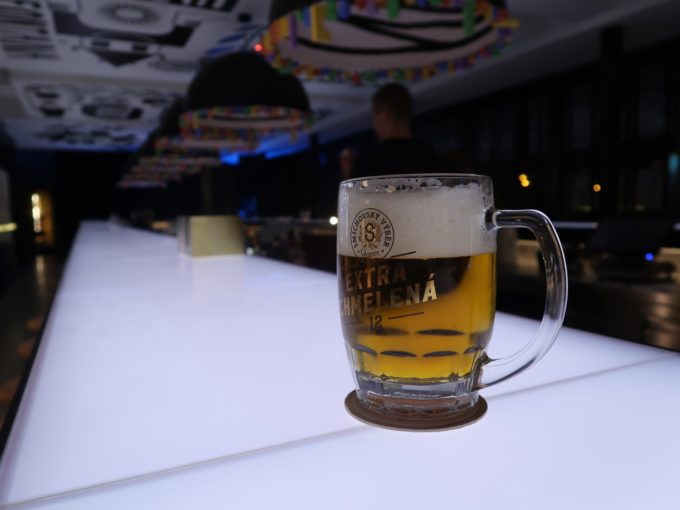 カウンターでビール