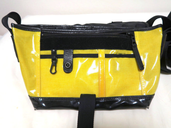 手前にポッケ２つ