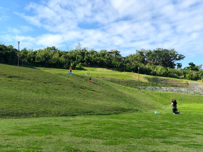 ソリで滑る子どもたち