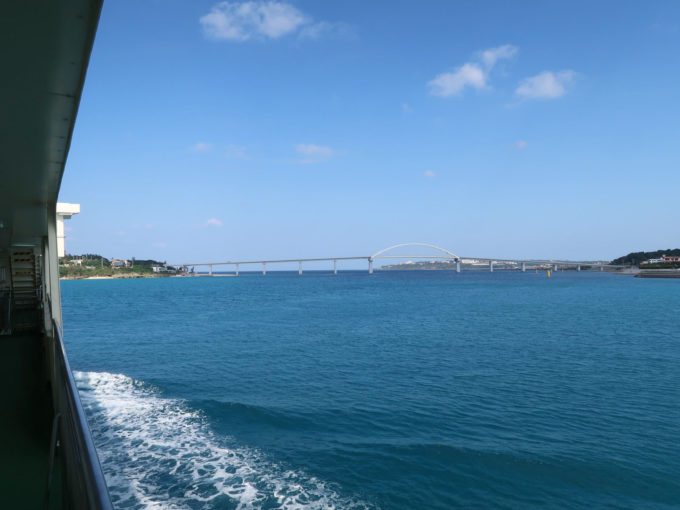 瀬底島の横を通ります。