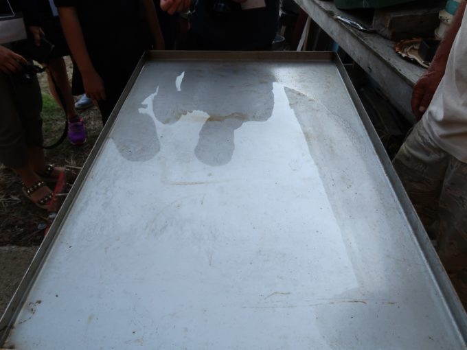 鉄板に海水を入れて…