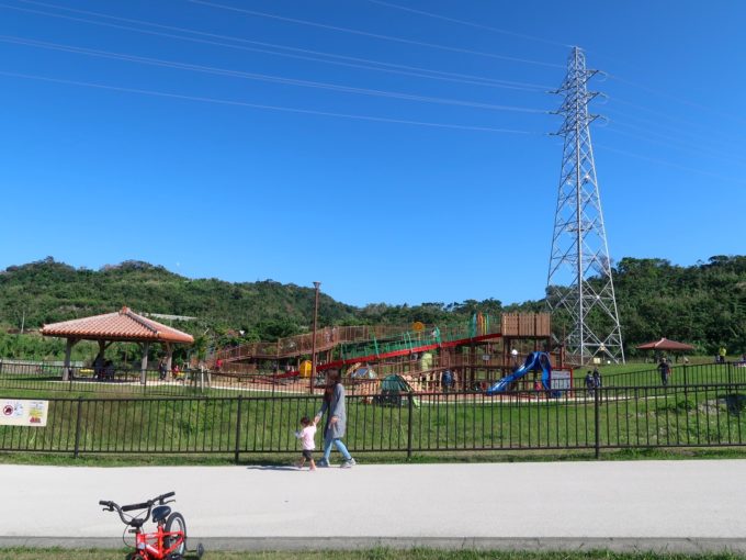 長い滑り台のある遊具