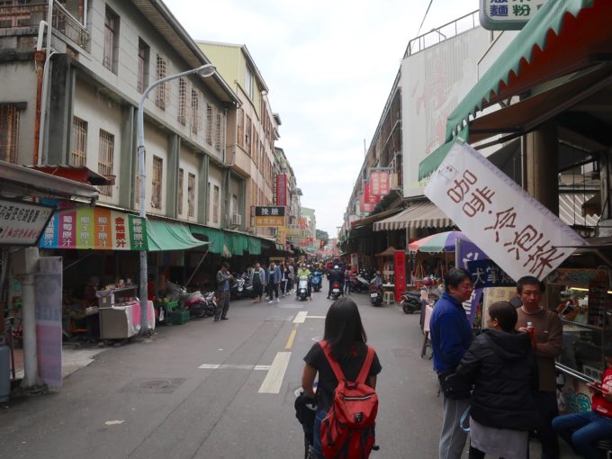 ひしめき合うお店