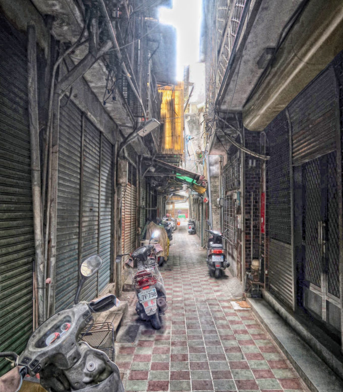 細い道にもバイク