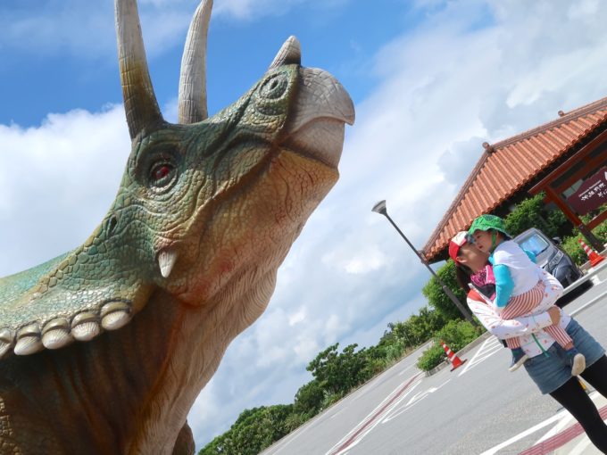駐車場にはトリケラトプス