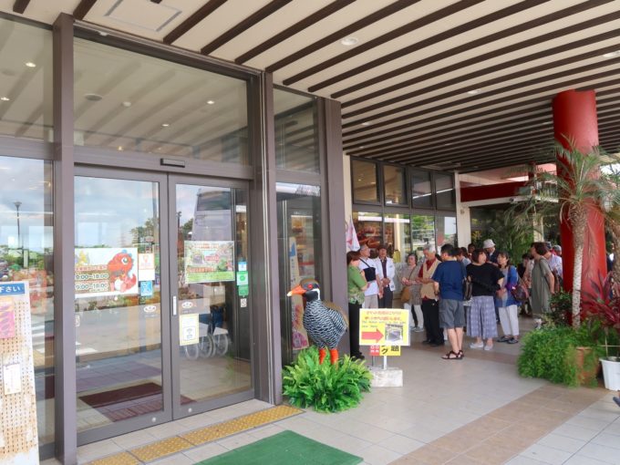 バスで乗り付ける団体さん