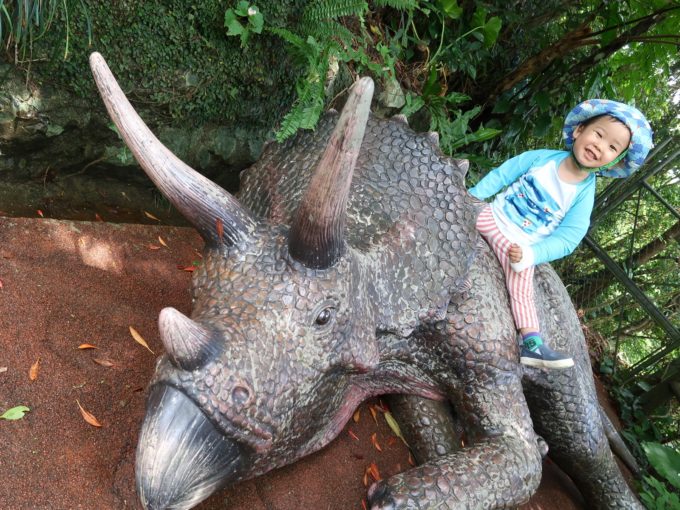 動かない恐竜には強い