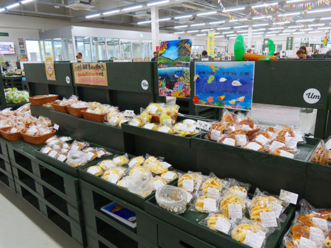 パンもいろいろ売ってます。