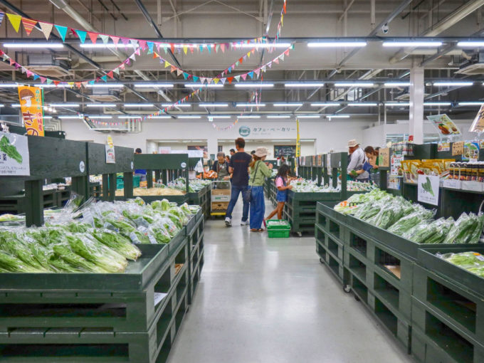 広い空間にいろんな食材が並ぶ