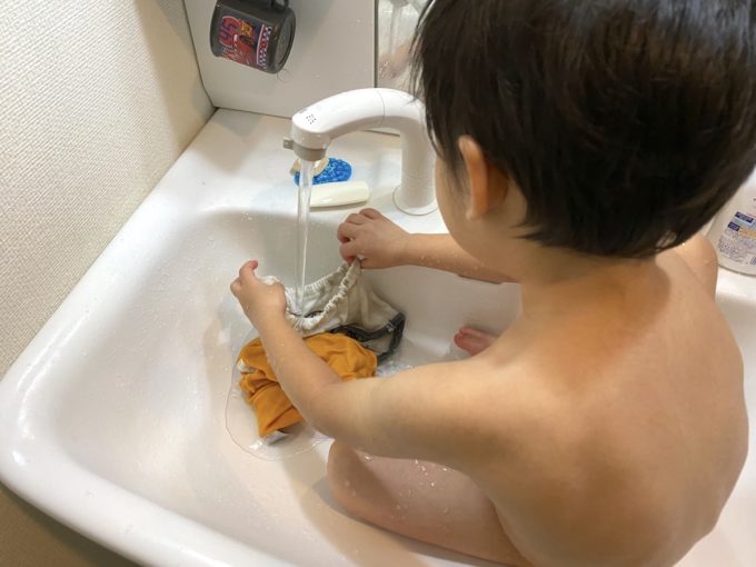 汚した服を洗うお子サマー