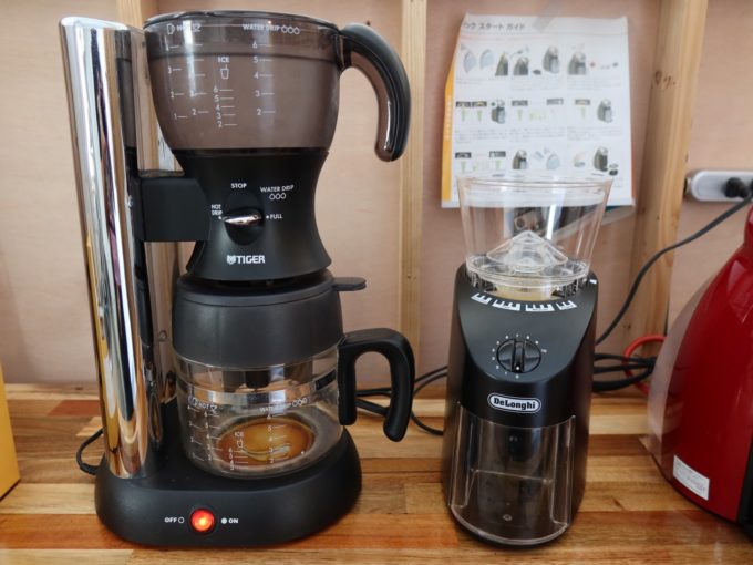 デロンギのコーン式コーヒーグラインダーとタイガーのコーヒーメーカー