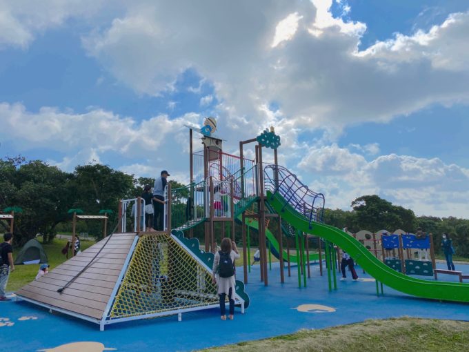 急な滑り台のある遊具