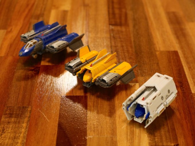 六角柱から戦闘機に変形