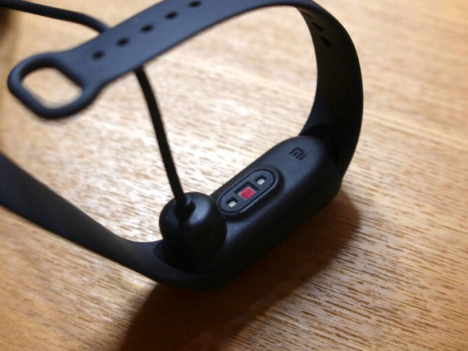 マグネットで充電中