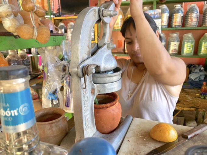 おねえさんが絞る