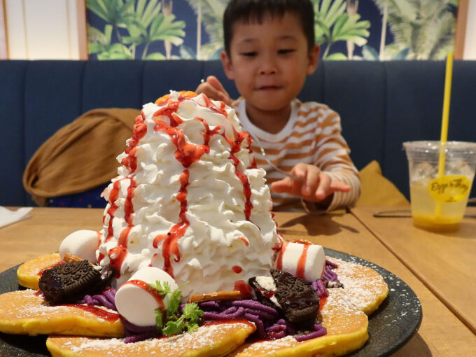 エッグスンシングスでハロウィンのパンケーキを食べつつ…