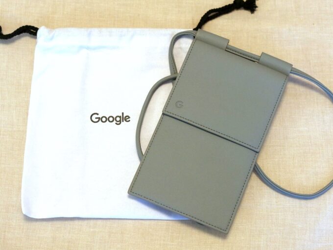 巾着の中にはスマホポーチ