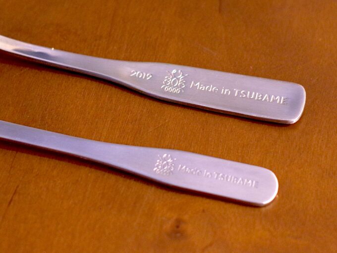 2019年と2024年のスプーンの裏面