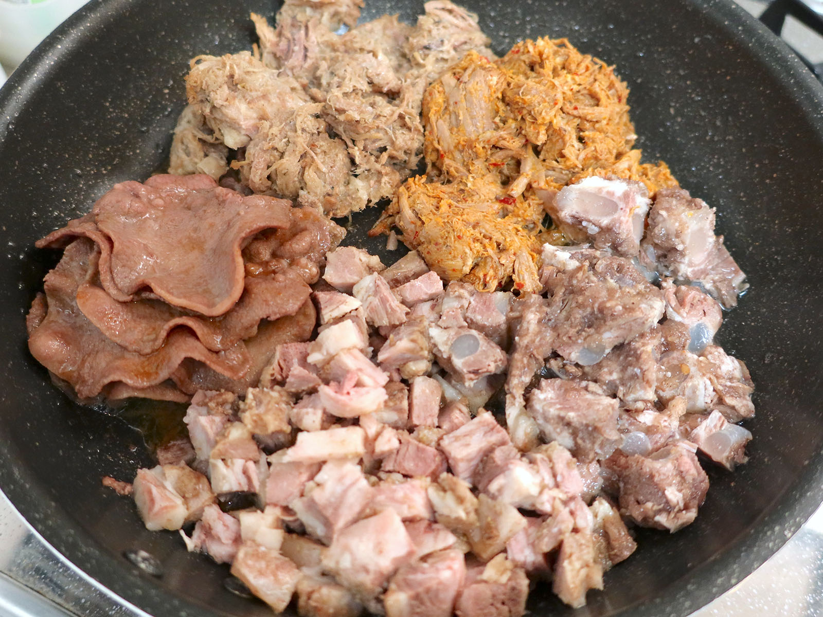 牛タンとBREMENのお肉をひとつの鍋に