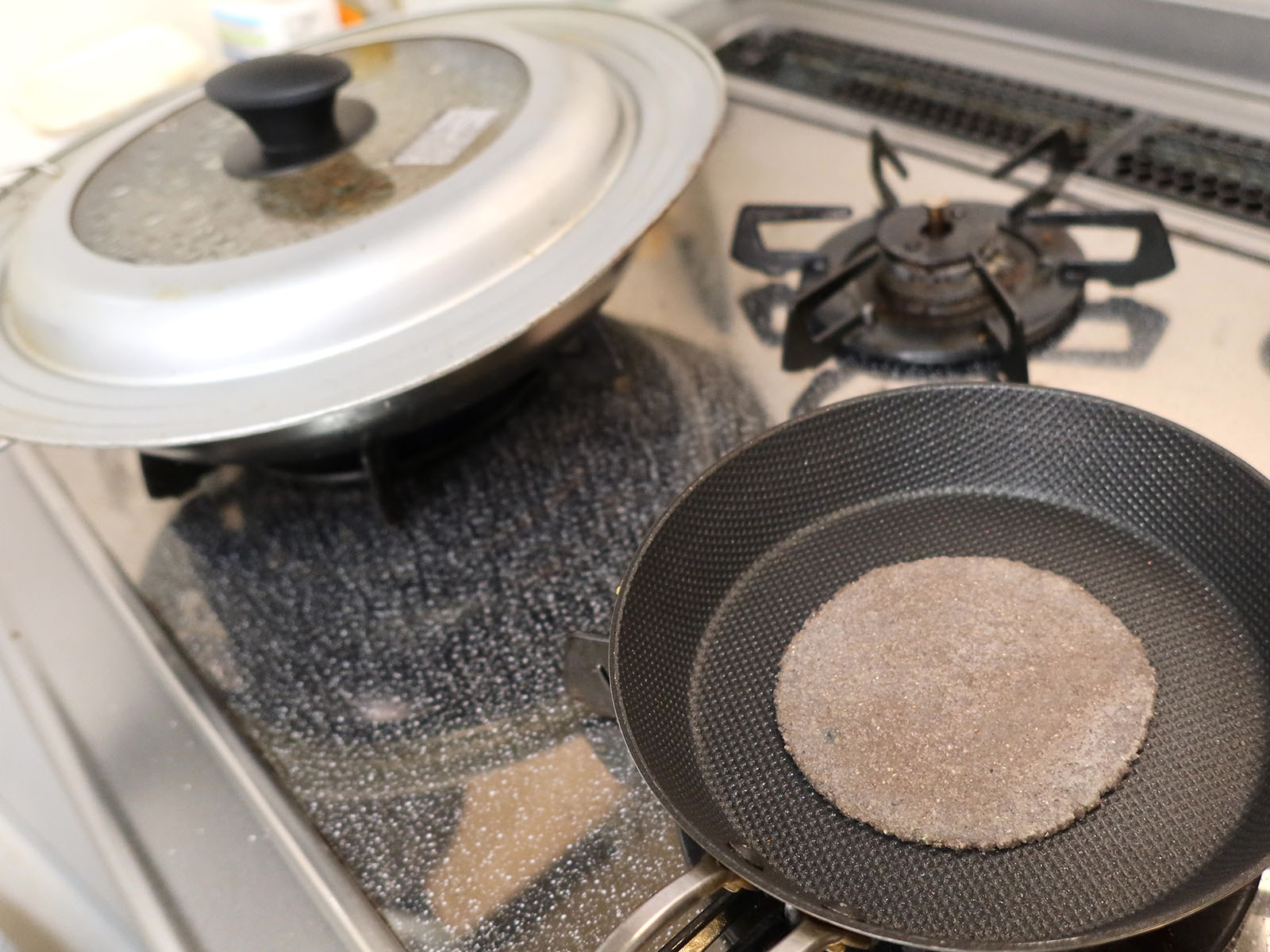 お肉を煮詰めつつ、トルティーヤを焼く