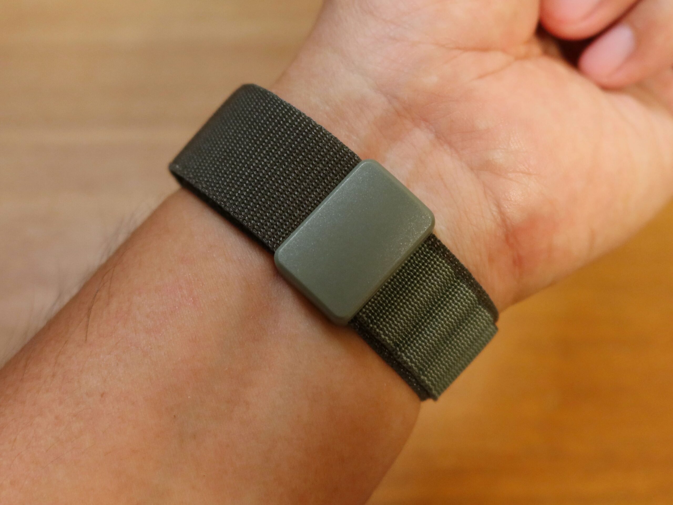 ここだけマグネット。ベルトの外側が段々になっているのは秀逸