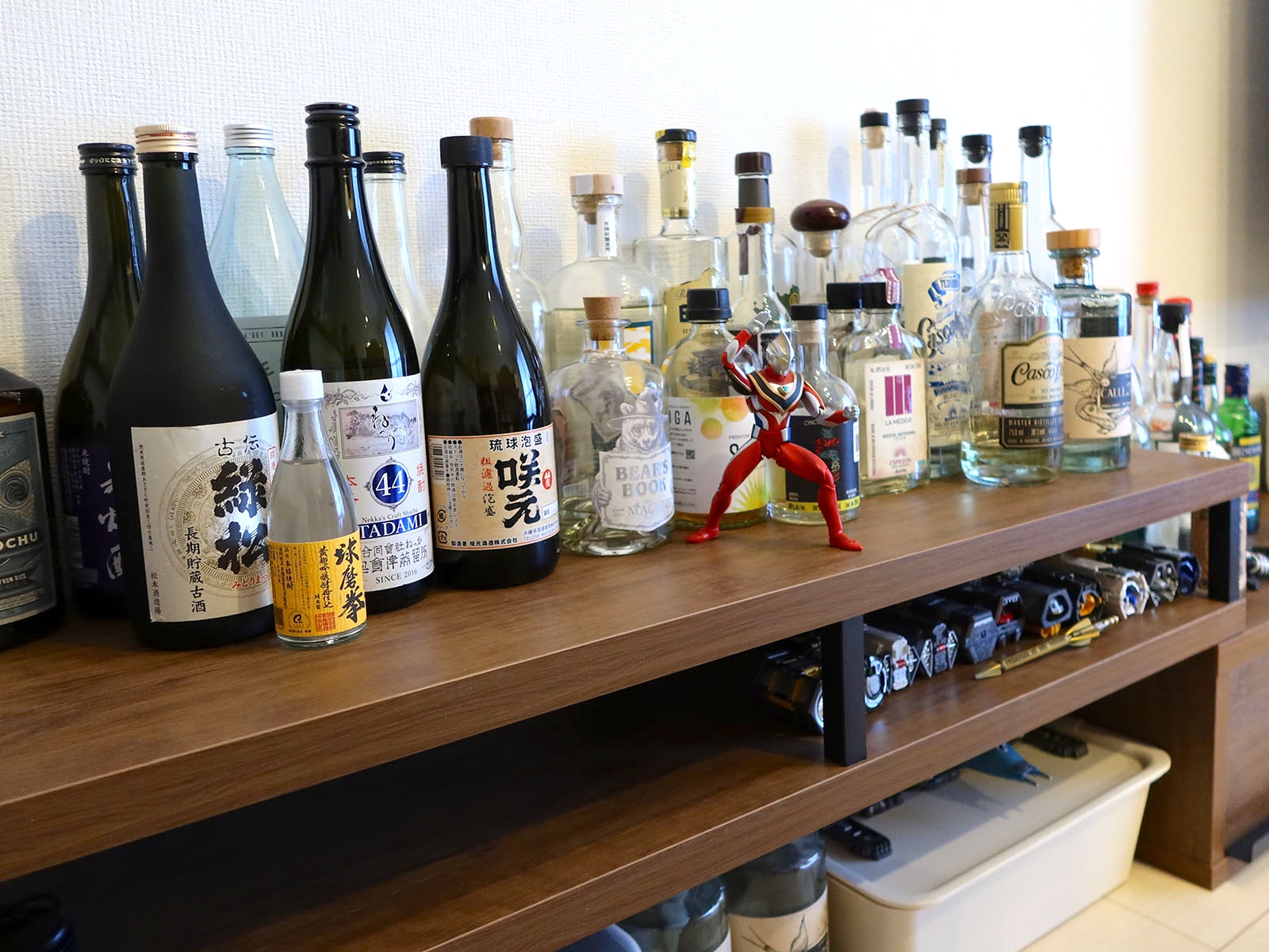 ヴィンテージテイストの伸長式テレビ台