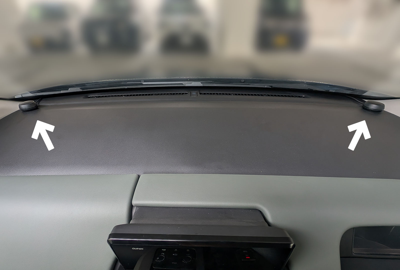 ツィーターがダッシュボードの左右に取り付きます。