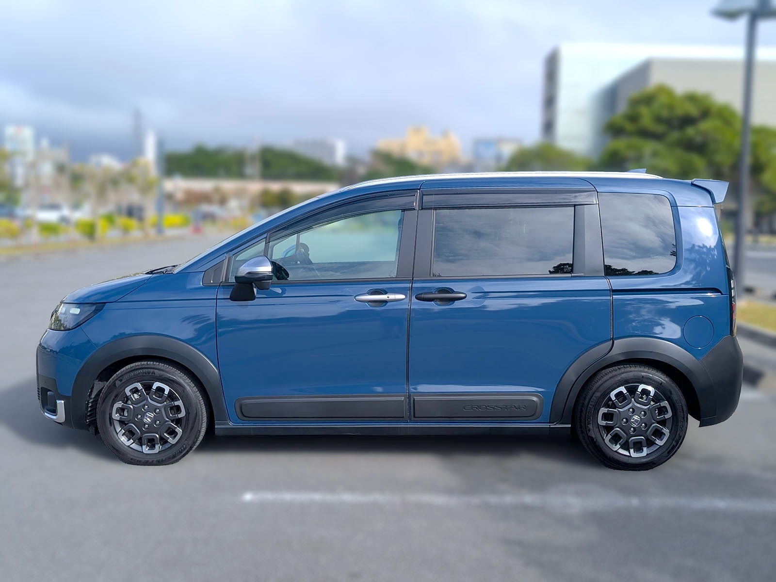 新型フリード クロスターを真横から