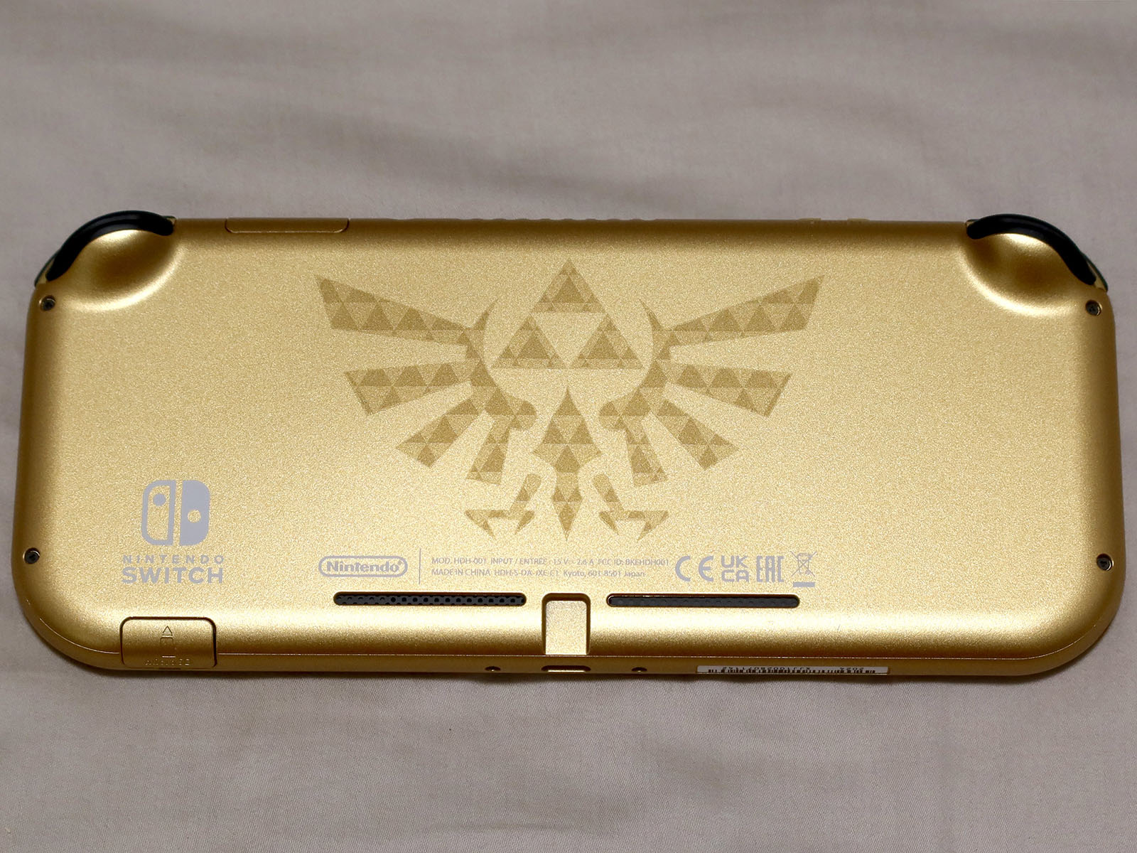 背面にはバッチリハイラルの紋章