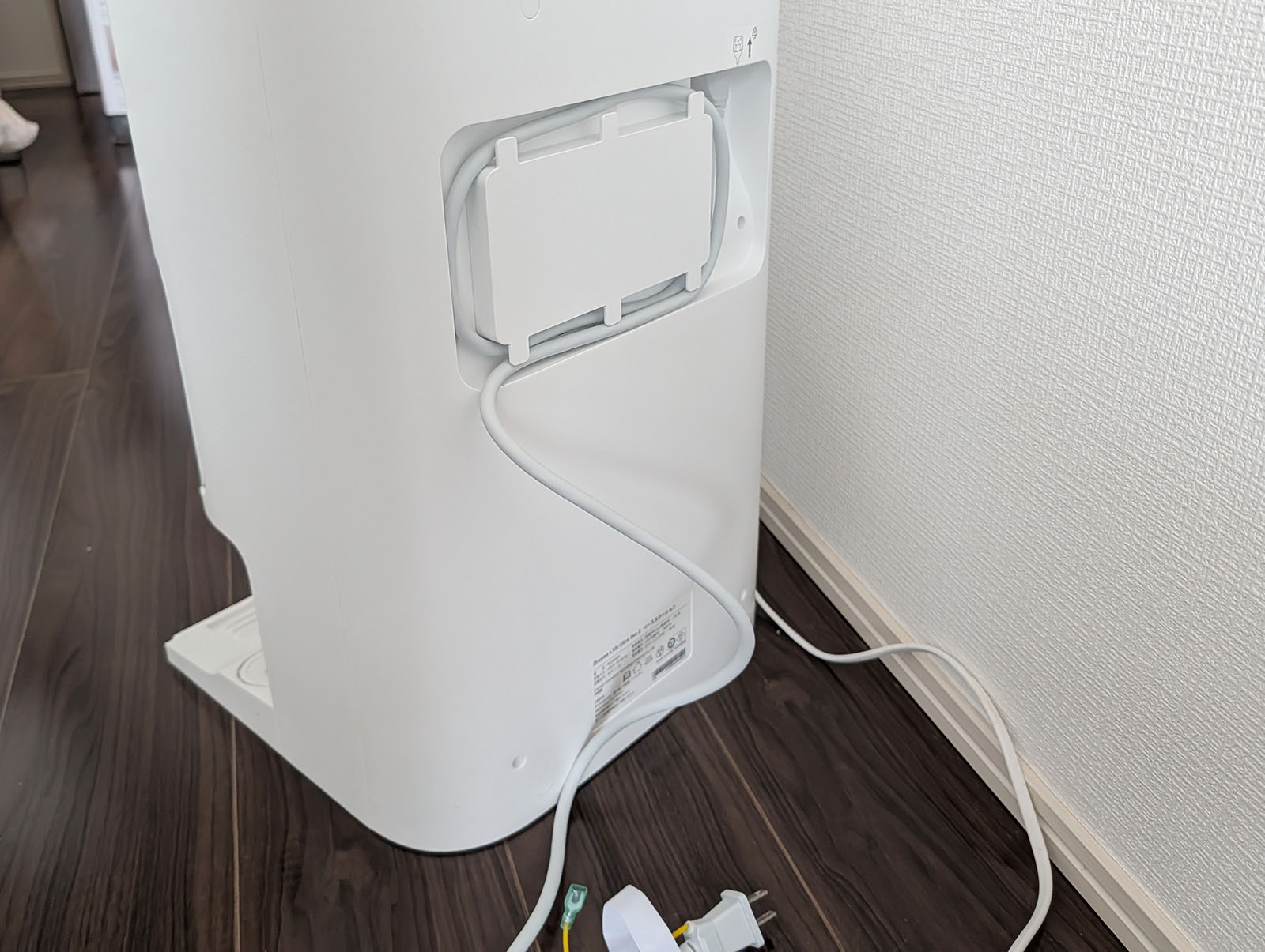 コードは背面に収納