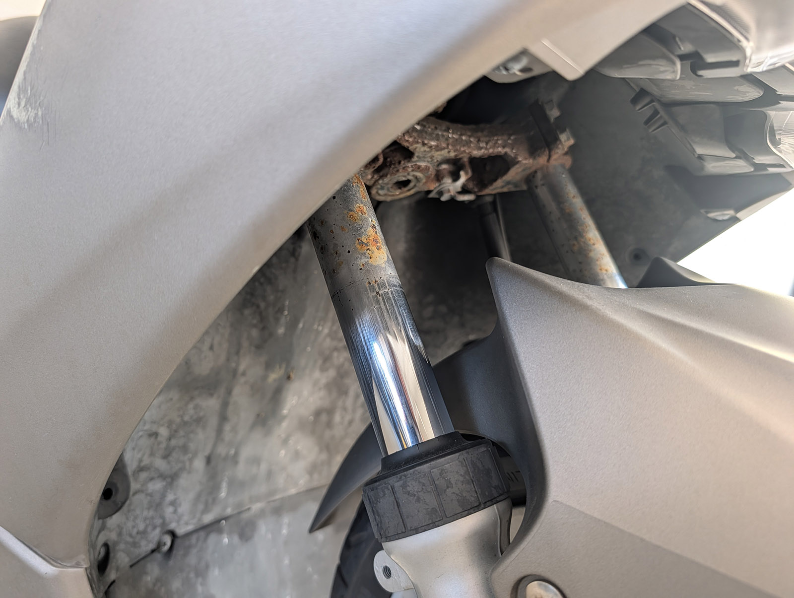 フロントフォーク部分のサビには気をつけた